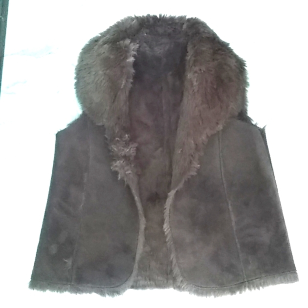 Fur collard vest. - Picture 1 of 13